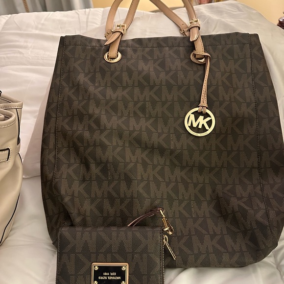 michael kors purses and wallets!! - Picture 6 of 14